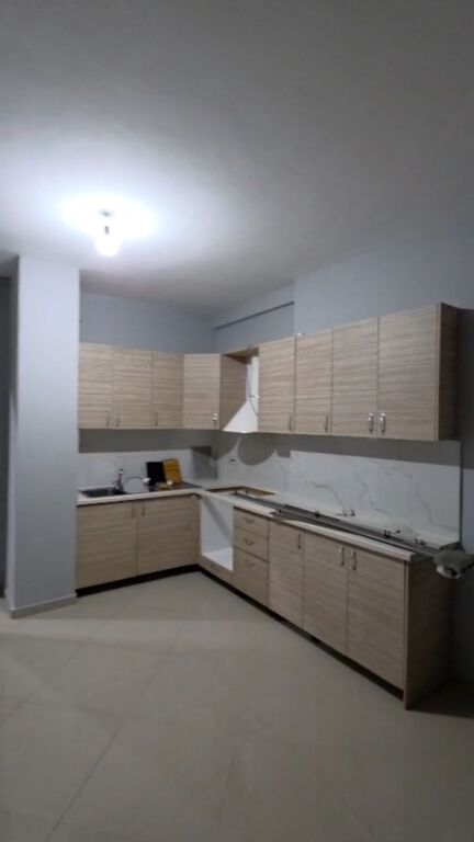 Astir , 2+1+2wc per qera bosh