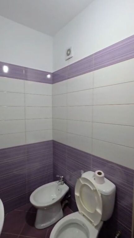 Astir , 2+1+2wc per qera bosh