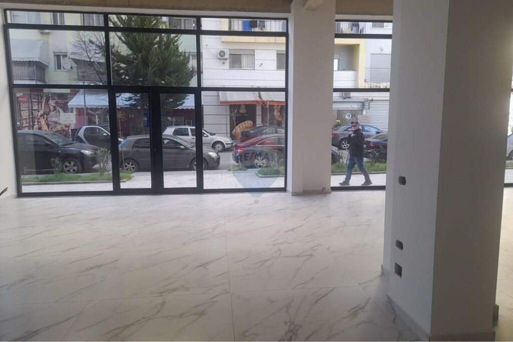 JEPET ME QIRA AMBIENT - ISH PARKU I AUTOBUZAVE