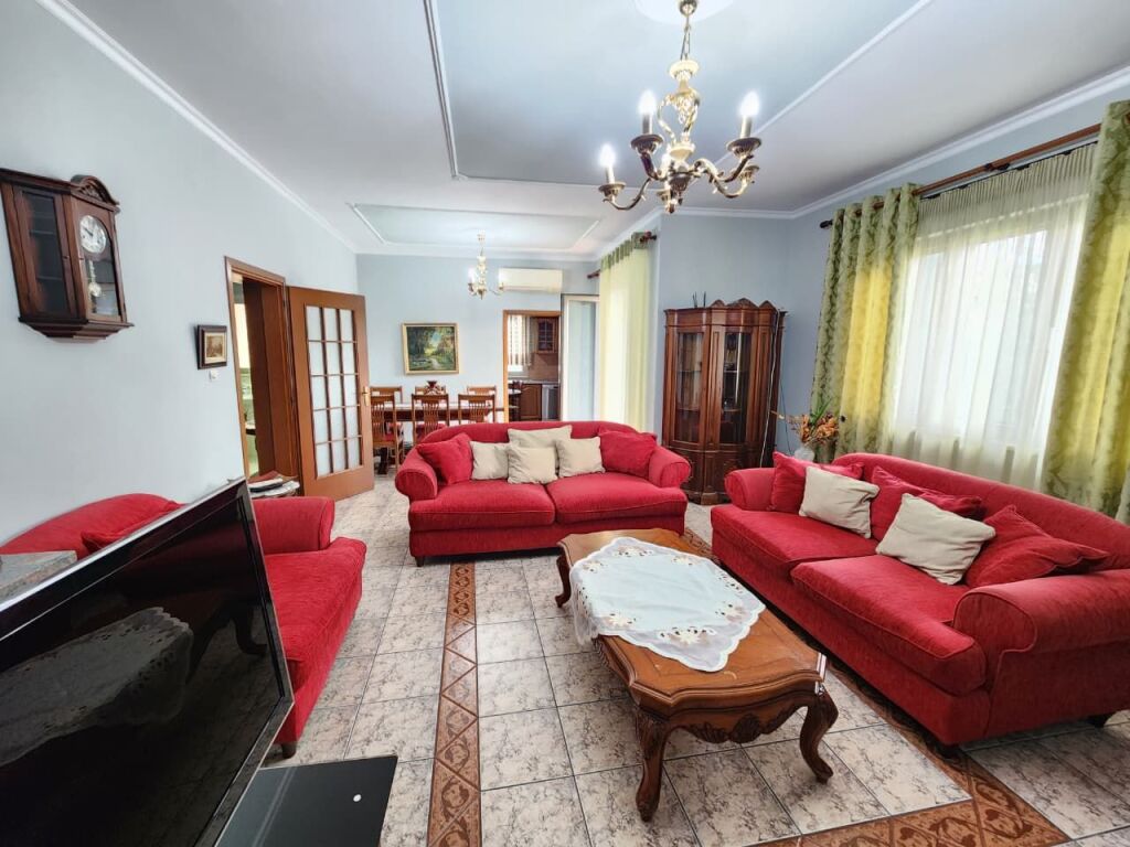 Jepet me Qera Kati 2 i një vile : 3+1+2wc &amp; 3 Bllk &amp; Oborr (📍Ish Tregu Elektrik - Kompleksi Grand )🔥 Gjelbërim &amp; Hapësirë maksimale ✨️ 75,000 Lekë / Muaji