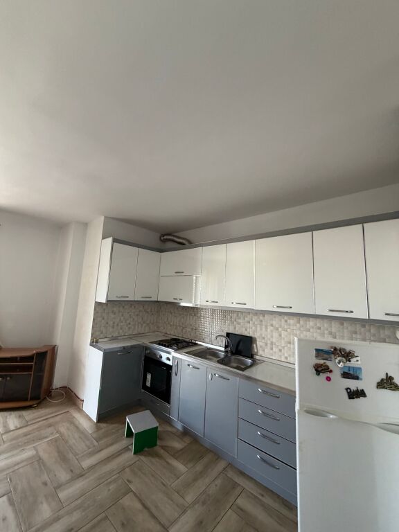 Jepet me qira apartament 2+1 + 2 tualete Tek Spitali ne Durres