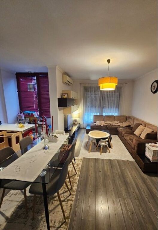 Prane Liqenit artificial i Tiranes- Apartament Modern 2+1+2 me Qira