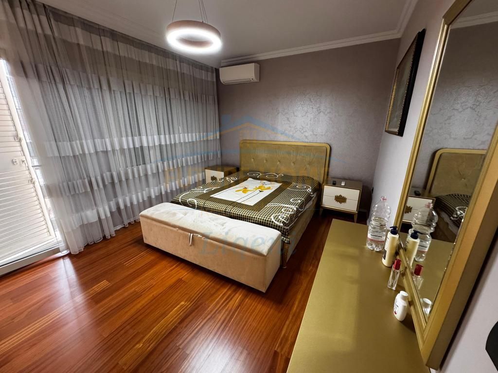 Shitet apartament 3+1+2 Liqeni i Thate