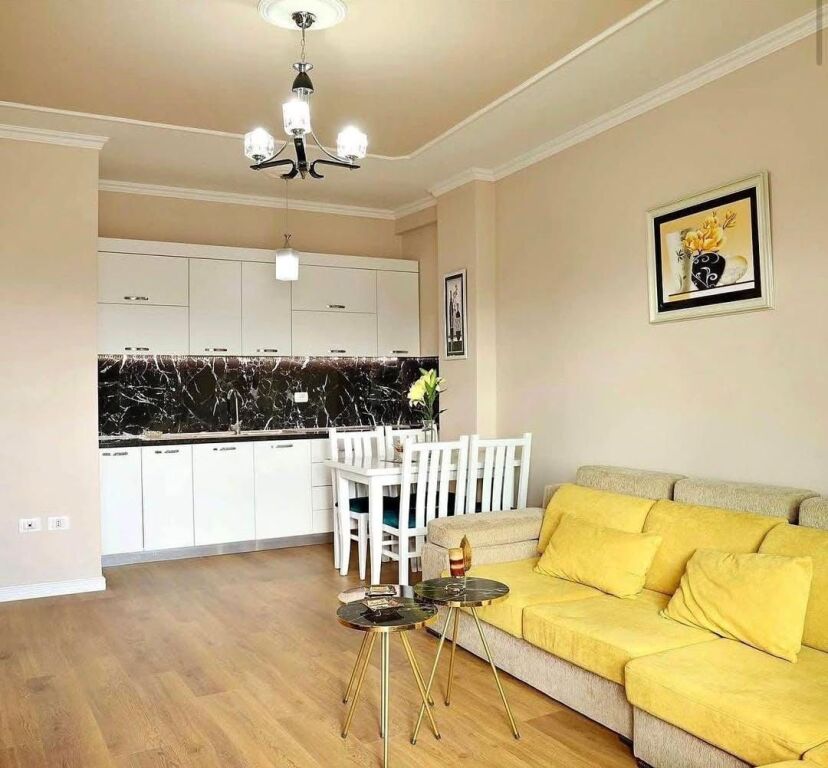 Appartamento 1+ 1 in affitto Pazari Ri 8° piano con vista libera sud ovest! Investito Completamente arredato Vicino al liceo Partizani 600 euro affitto mensile