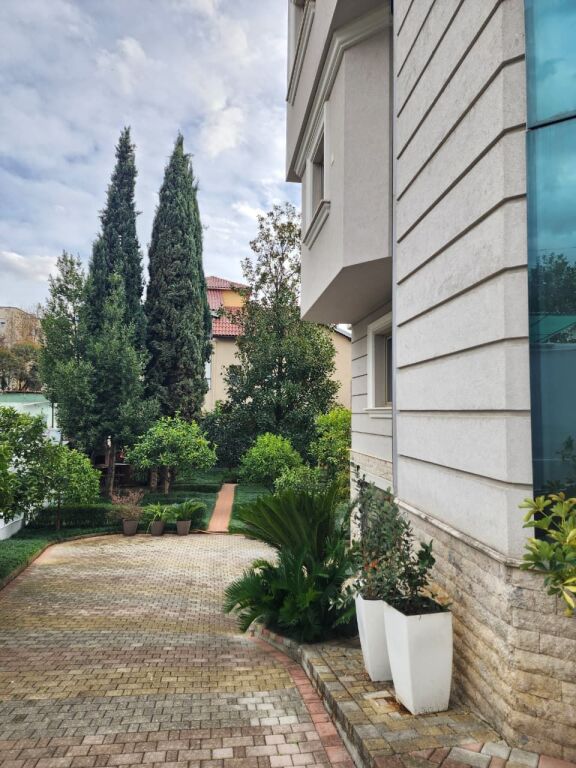 Jepet me Qera Kati 2 i një vile : 3+1+2wc &amp; 3 Bllk &amp; Oborr (📍Ish Tregu Elektrik - Kompleksi Grand )🔥 Gjelbërim &amp; Hapësirë maksimale ✨️ 75,000 Lekë / Muaji