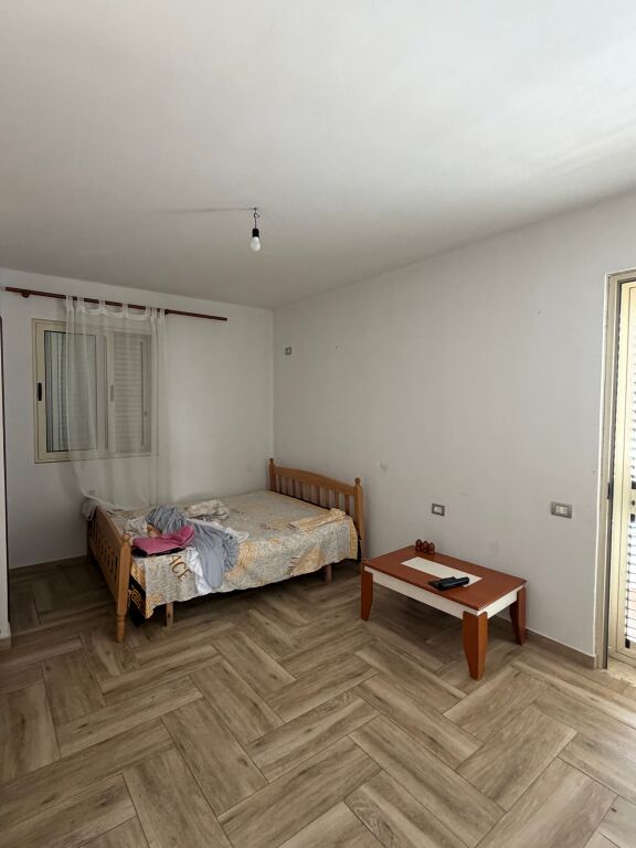 Jepet me qira apartament 2+1 + 2 tualete Tek Spitali ne Durres