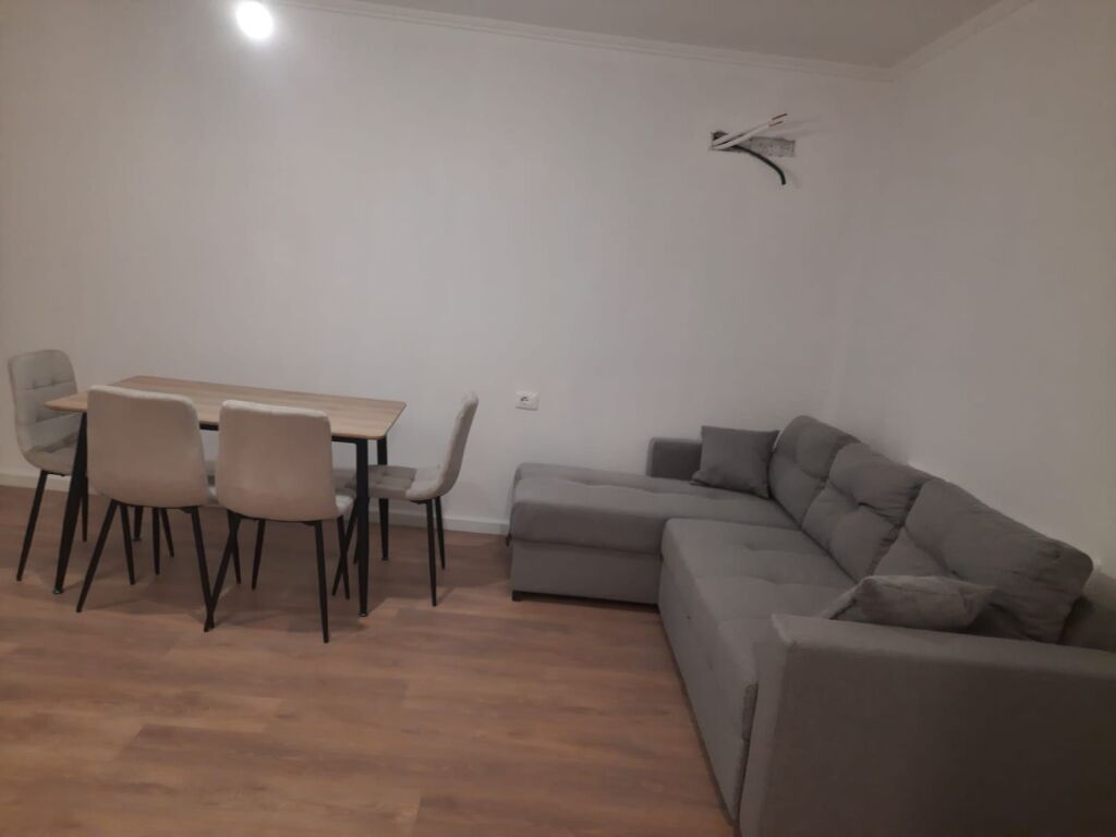 Apartament 1+1+Parking për qira në Shkozë.