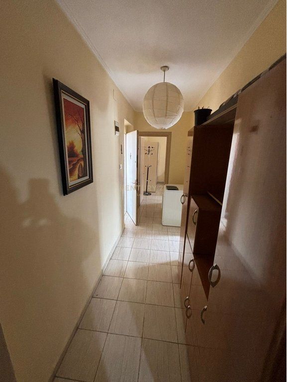 Shitet apartament 1+1 tek Ali Demi, pranë Shkolles 1 Maji. 100,000 €