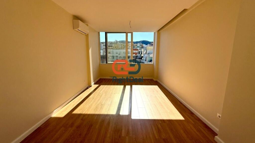 Tek Komuna E Parisit, Prane Cristal Center Shitet Apartament 1+1 Ideal Per Investim !