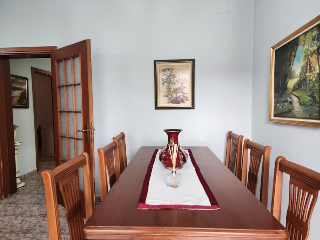 Jepet me Qera Kati 2 i një vile : 3+1+2wc &amp; 3 Bllk &amp; Oborr (📍Ish Tregu Elektrik - Kompleksi Grand )🔥 Gjelbërim &amp; Hapësirë maksimale ✨️ 75,000 Lekë / Muaji