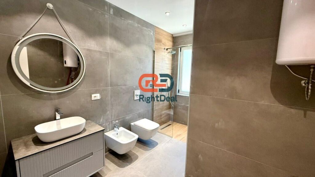 Tek Komuna E Parisit, Prane Cristal Center Shitet Apartament 1+1 Ideal Per Investim !