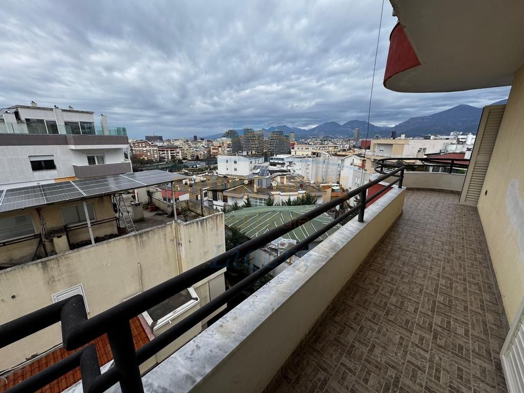 Shitet apartament 3+1+2 Liqeni i Thate