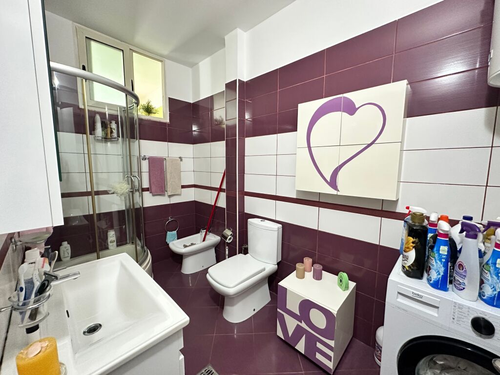 Apartament 2+1+2 për shitje në Lungomare Vij e Pare ,Pamje anësore nga Deti. 2160€ m2