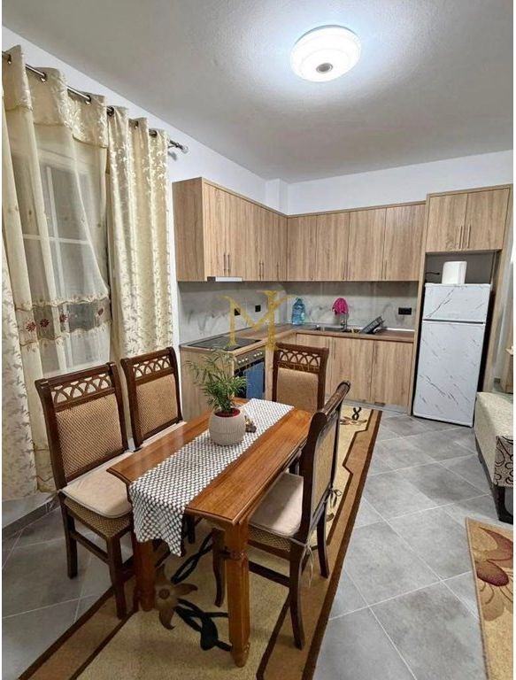 Apartament 2+1 me qera ne qender te spitalles !!