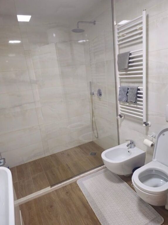Apartament premium 2+1+2 (130 m²) me qira pranë Liqenit Artificial të Tiranës!