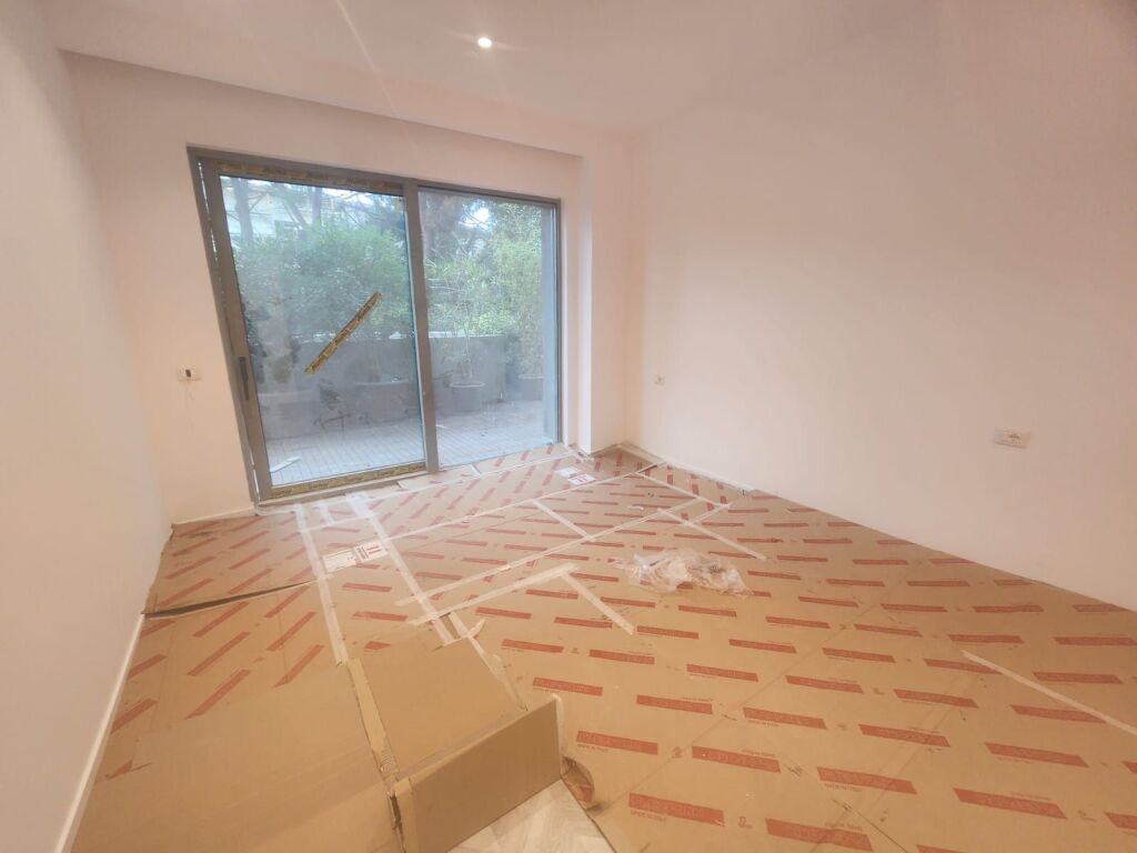 JEPET ME QIRA AMBIENT PER ZYRE PRANE AIR ALBANIA 179 M2