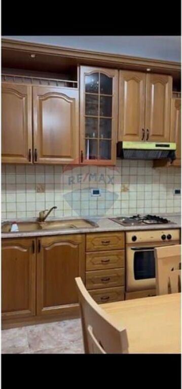 Jepet Apartament 2+1 me Qira te Rr.Him Kolli