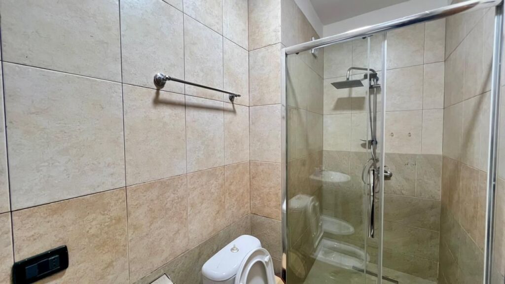 Me Qera : 2+1 📍Sheshi Wilson (Petro Nini) - 800€ - S.75m² - Kt.7|| Pallati Buze Rruge Kryesore⚡