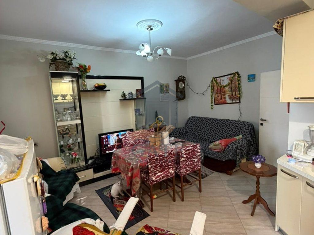 Shitet Apartament 2+1 në Qendër të Durrësit – Pranë Stacionit të Trenit