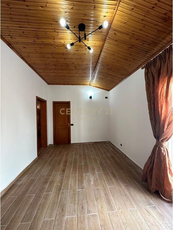 JEPET ME QIRA PAPAFINGO NE QENDER TE DURRESIT!