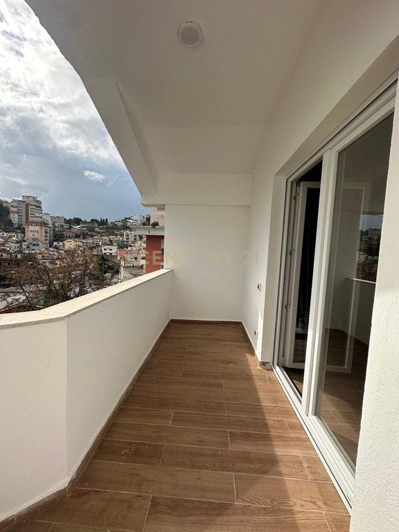 JEPET ME QIRA PAPAFINGO NE QENDER TE DURRESIT!