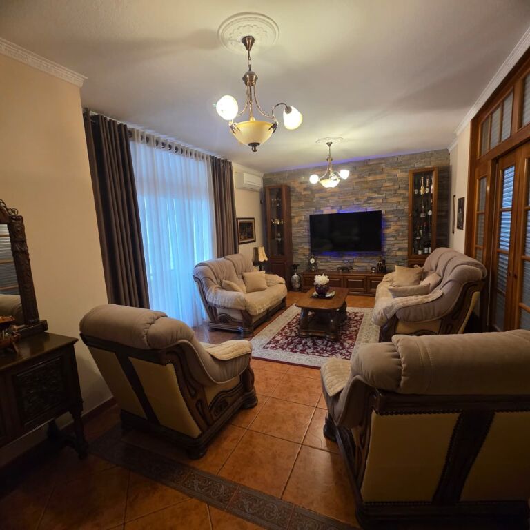 Shitet Apartament 3+2+3 Ballkone,Pranë Gjykatës, Durrës