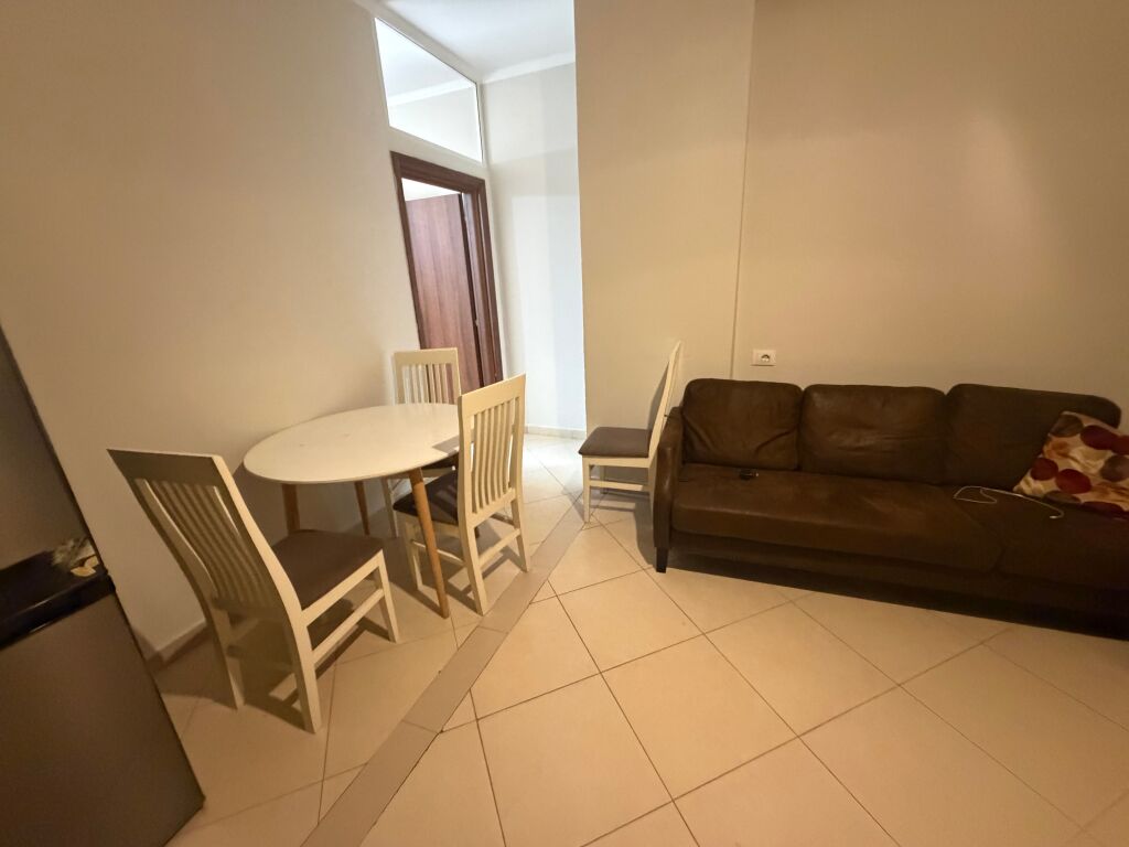 1+1,i mobiluar rruga peti liqeni i thate,cmimi 400 euro