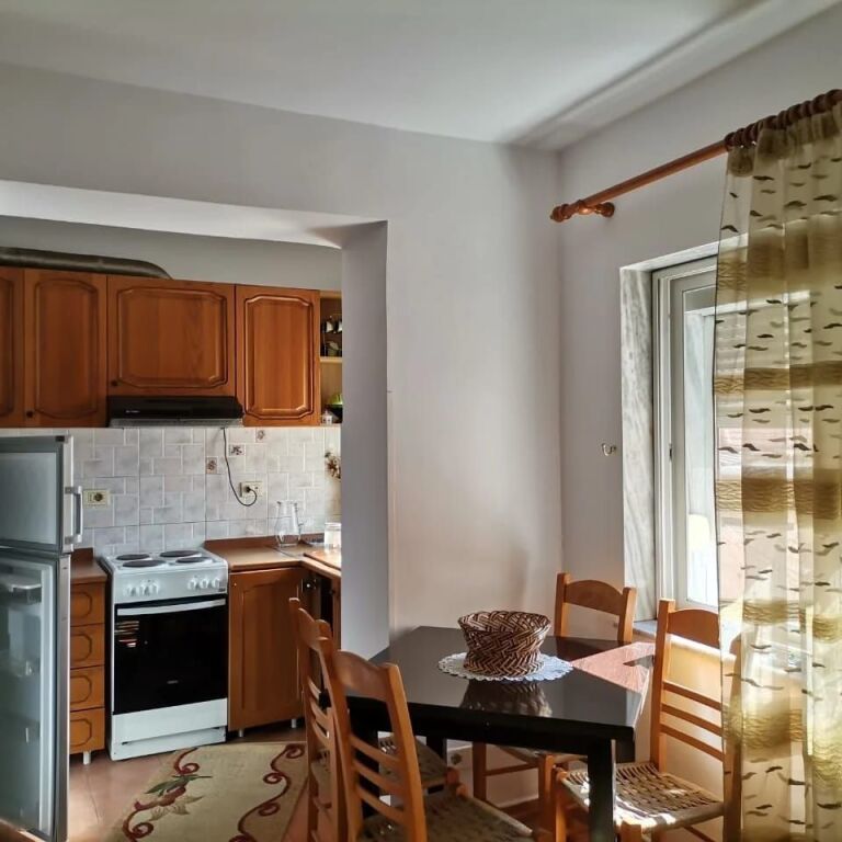 Jepet me Qira Apartament 2+1 – Pranë Gjimnazit “Ismail Qemali”!
