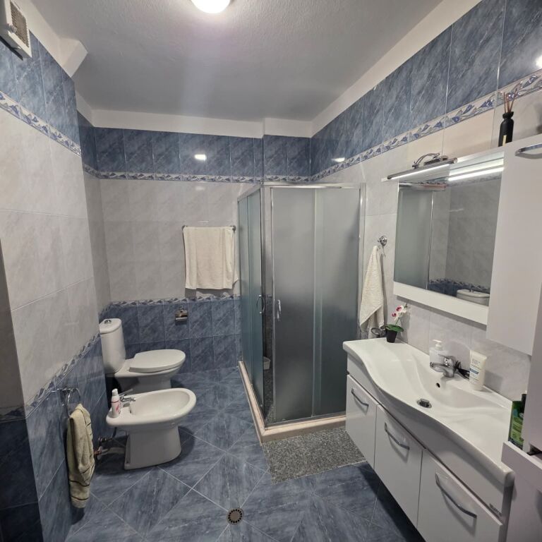 Shitet Apartament 3+2+3 Ballkone,Pranë Gjykatës, Durrës