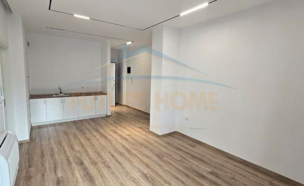 Qira, Ambient Biznesi, Komuna e Parisit, Tiranë.