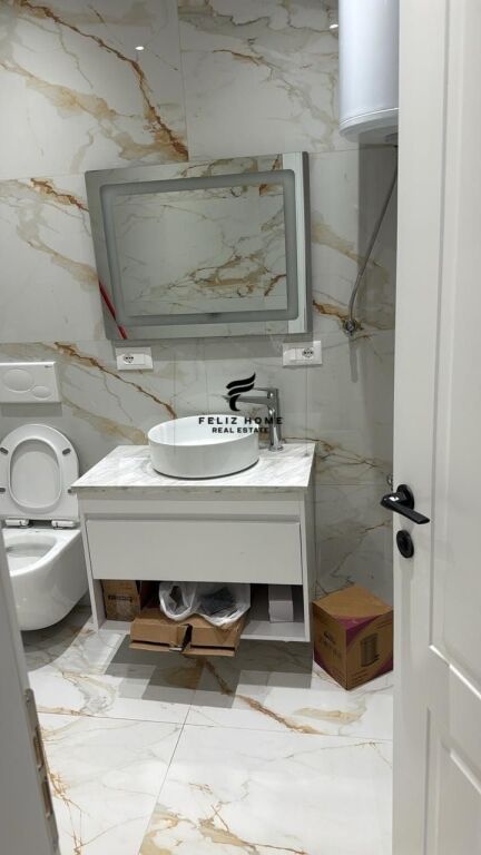 ZYRE ME QERA 60 M2 STACIONI I TRENIT 80.000 LEKE