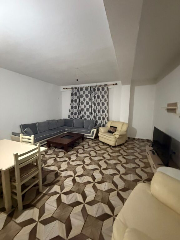 Jepet me qira 2+1+1 Liqeni i Thate 50.000 leke