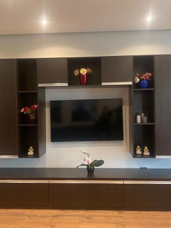 🌆 LUKSOZ NË ZEMËR TË TIRANËS – SUPER APARTAMENT ME QIRA 2+1+2! 🌆