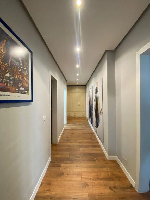 🌆 LUKSOZ NË ZEMËR TË TIRANËS – SUPER APARTAMENT ME QIRA 2+1+2! 🌆