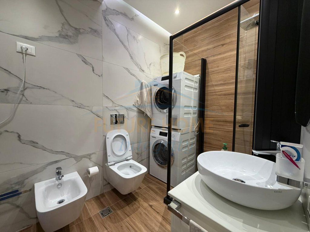 Shitet apartament 3+1+2 Liqeni i Thate