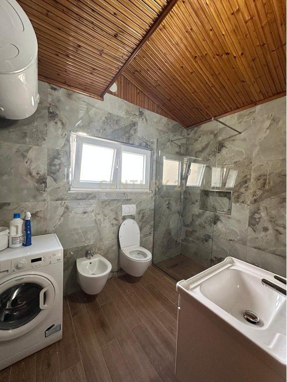 JEPET ME QIRA PAPAFINGO NE QENDER TE DURRESIT!