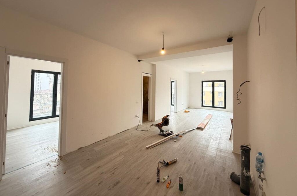 🏢 APARTAMENT ME QIRA PËR ZYRA – QENDËR, TIRANË