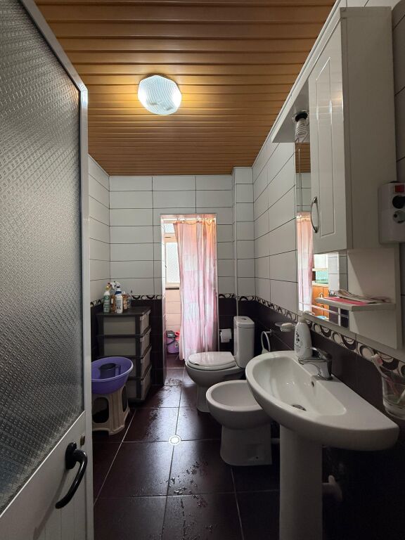 🏠Vendesi in vendita Appartamento 2+1 📍Via Irfan Tomini, vicino Hotel Diplomat 🏢4° piano, senza ascensore 📐Sup. 73m2  💶 Prezzo: 128.000€