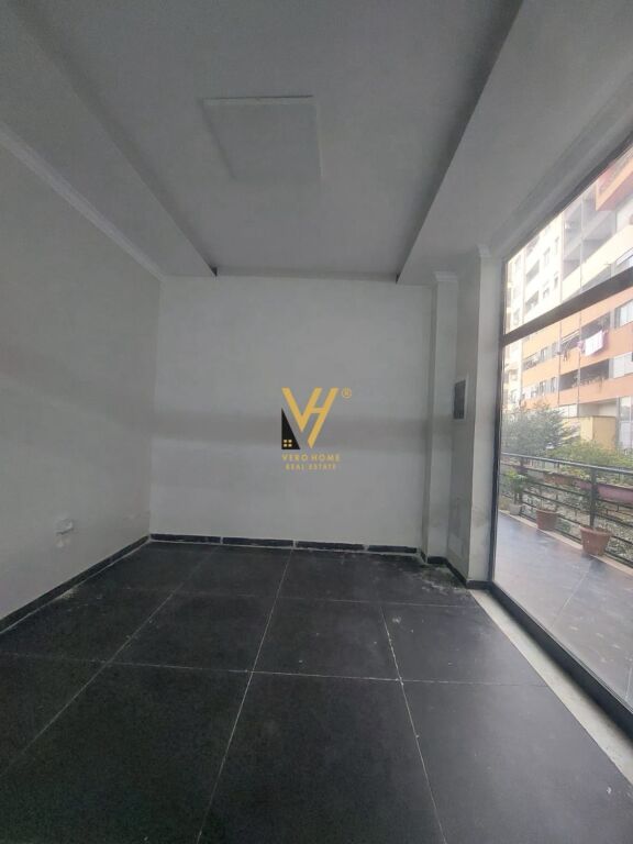 VENDESI COMMERCIALE IN VENDITA 46 M2 A ASTIR 95.000 EURO