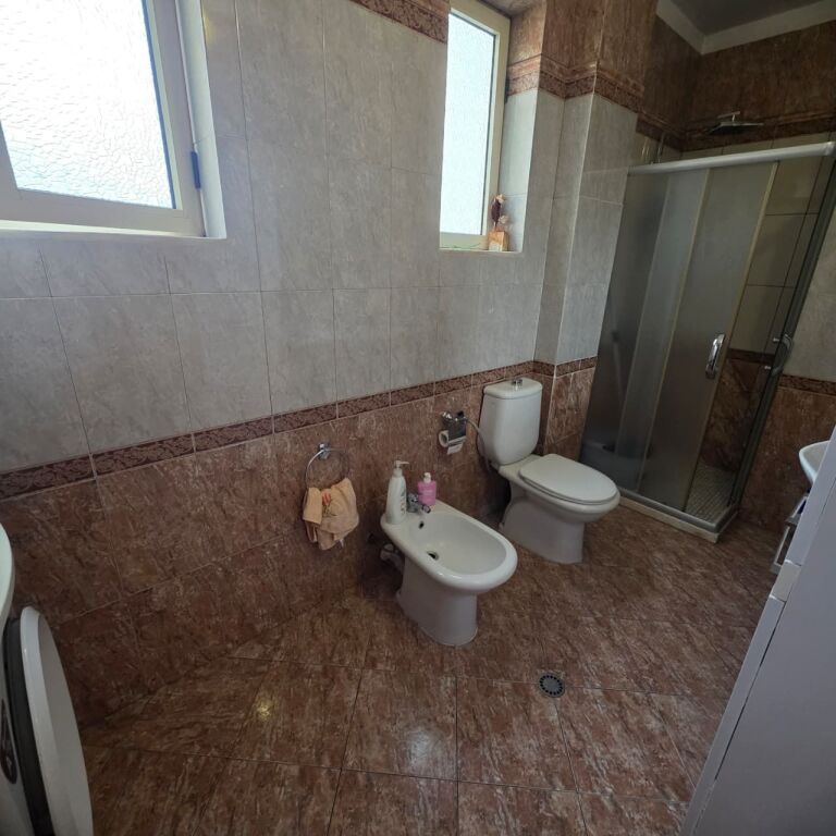 Shitet Apartament 3+2+3 Ballkone,Pranë Gjykatës, Durrës