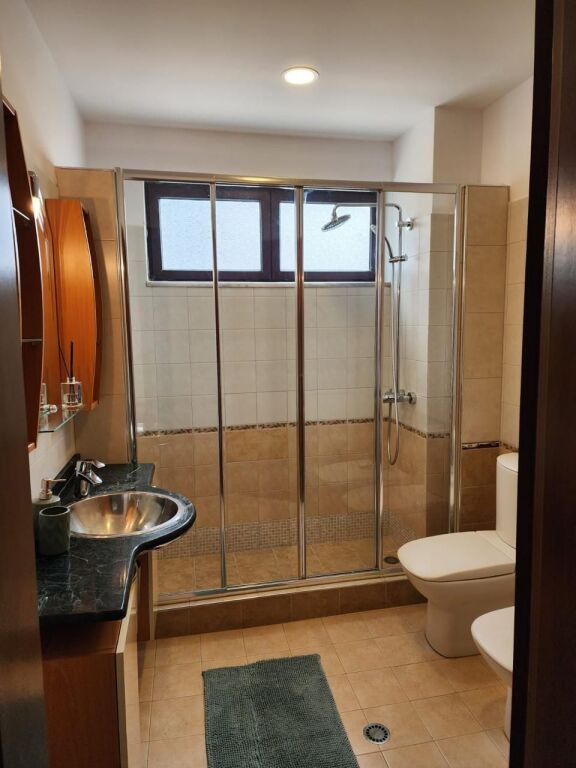 JEPET ME QERA TRIPLEX + 2 GARAZHE, VILA E ZOGUT, DURRES.