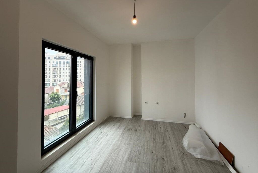 🏢 APARTAMENT ME QIRA PËR ZYRA – QENDËR, TIRANË