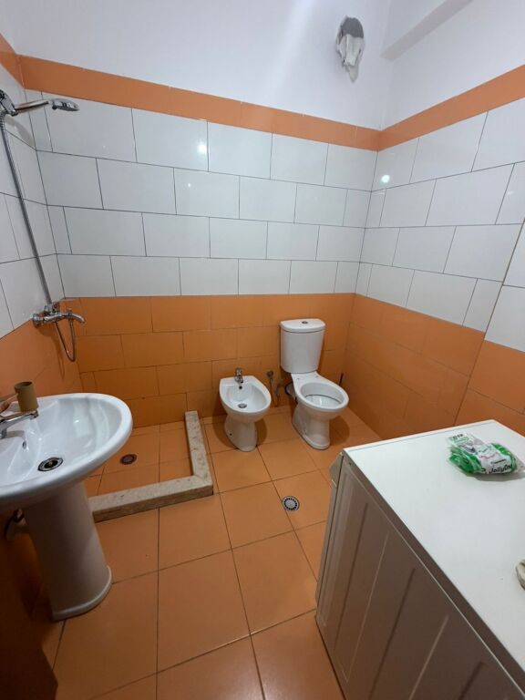 Jepet me qira 2+1+1 Liqeni i Thate 50.000 leke