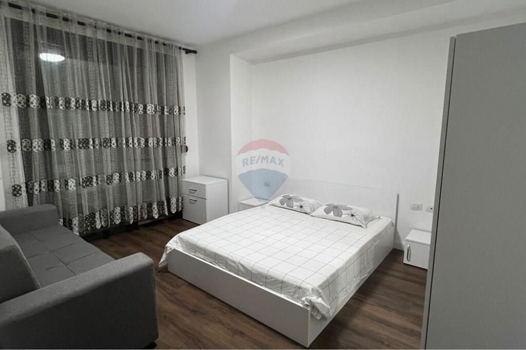 Apartament 3+1 me Qera, Komuna e Parisit.