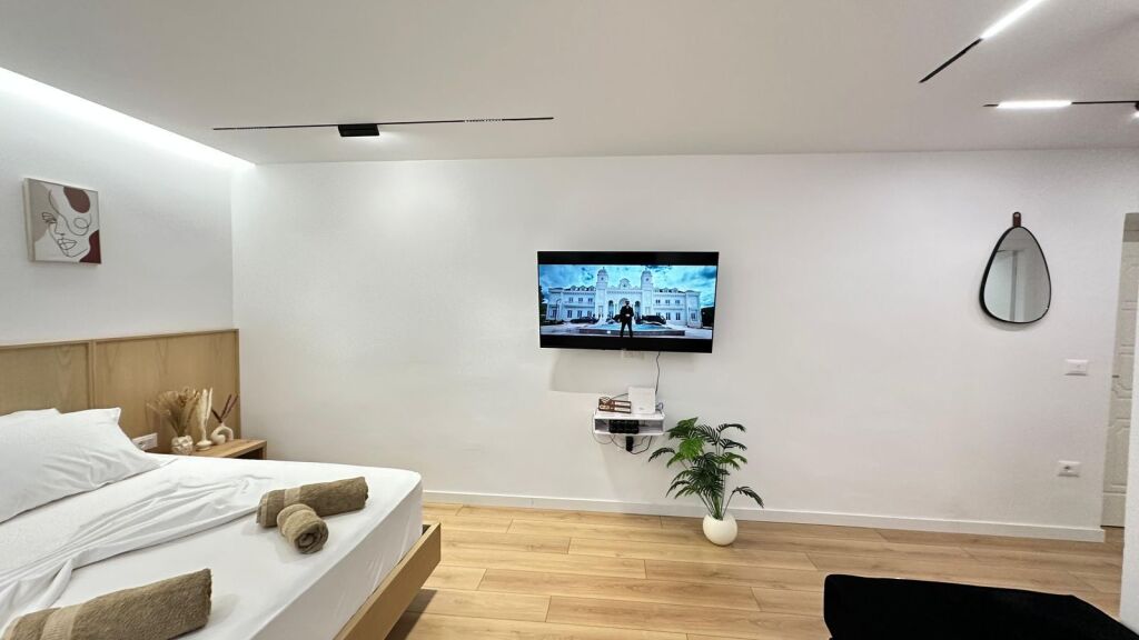 Studio me qera tek Mine Peza