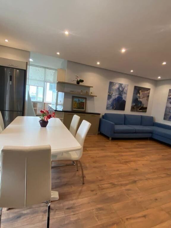 🌆 LUKSOZ NË ZEMËR TË TIRANËS – SUPER APARTAMENT ME QIRA 2+1+2! 🌆