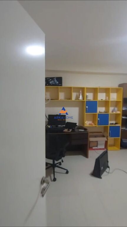 JEPET ME QERA APARTAMENT 2+1+BALLKON "PERBALL ME MARTENITETIN E RI NE BRRYL" 55.000 LEKE