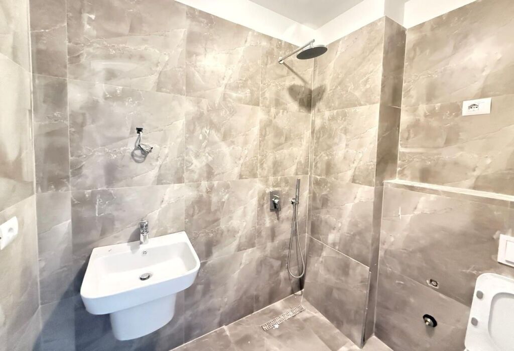 🏢 APARTAMENT ME QIRA PËR ZYRA – QENDËR, TIRANË