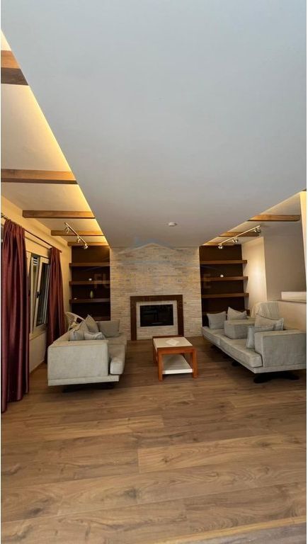 Shitet, Hotel, Gjiri Lalzit