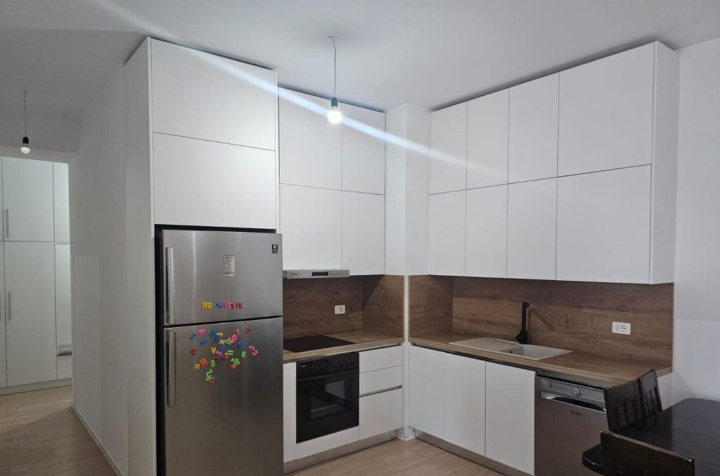 Affittasi appartamento nuovo 2+1 + posto auto in Ali Dem nel complesso Mangalem